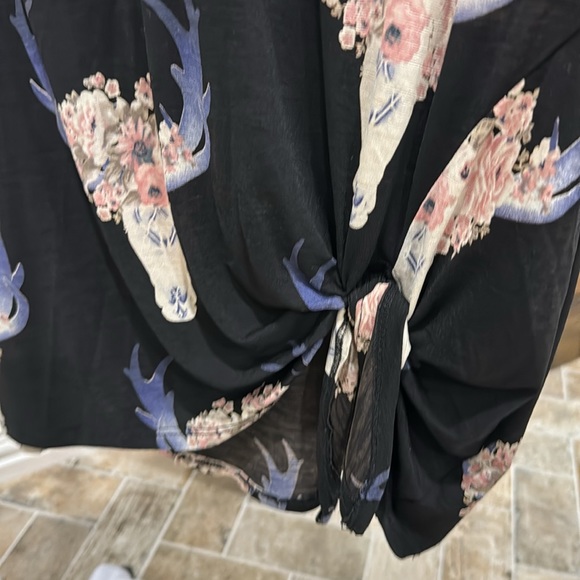 Off the shoulder Silky Blouse - Picture 3 of 4